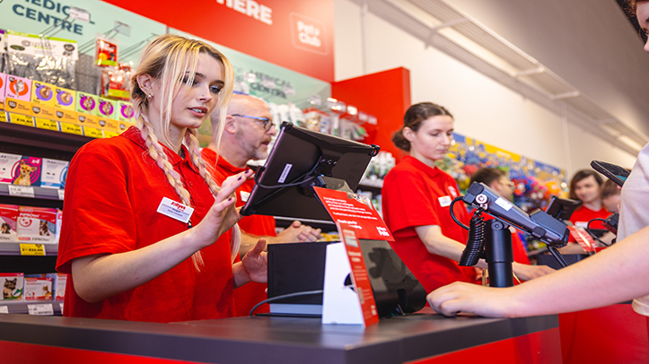 Jollyes Pets rolls out red carpet to celebrate opening of its 124th store